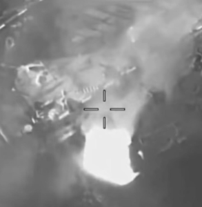 Leia mais sobre o artigo EUA divulgam imagens de bombardeio devastador em Estreito de Ormuz; VEJA VÍDEO