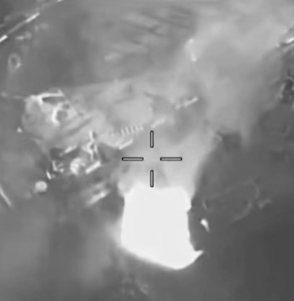 Leia mais sobre o artigo EUA divulgam imagens de bombardeio devastador em Estreito de Ormuz; VEJA VÍDEO